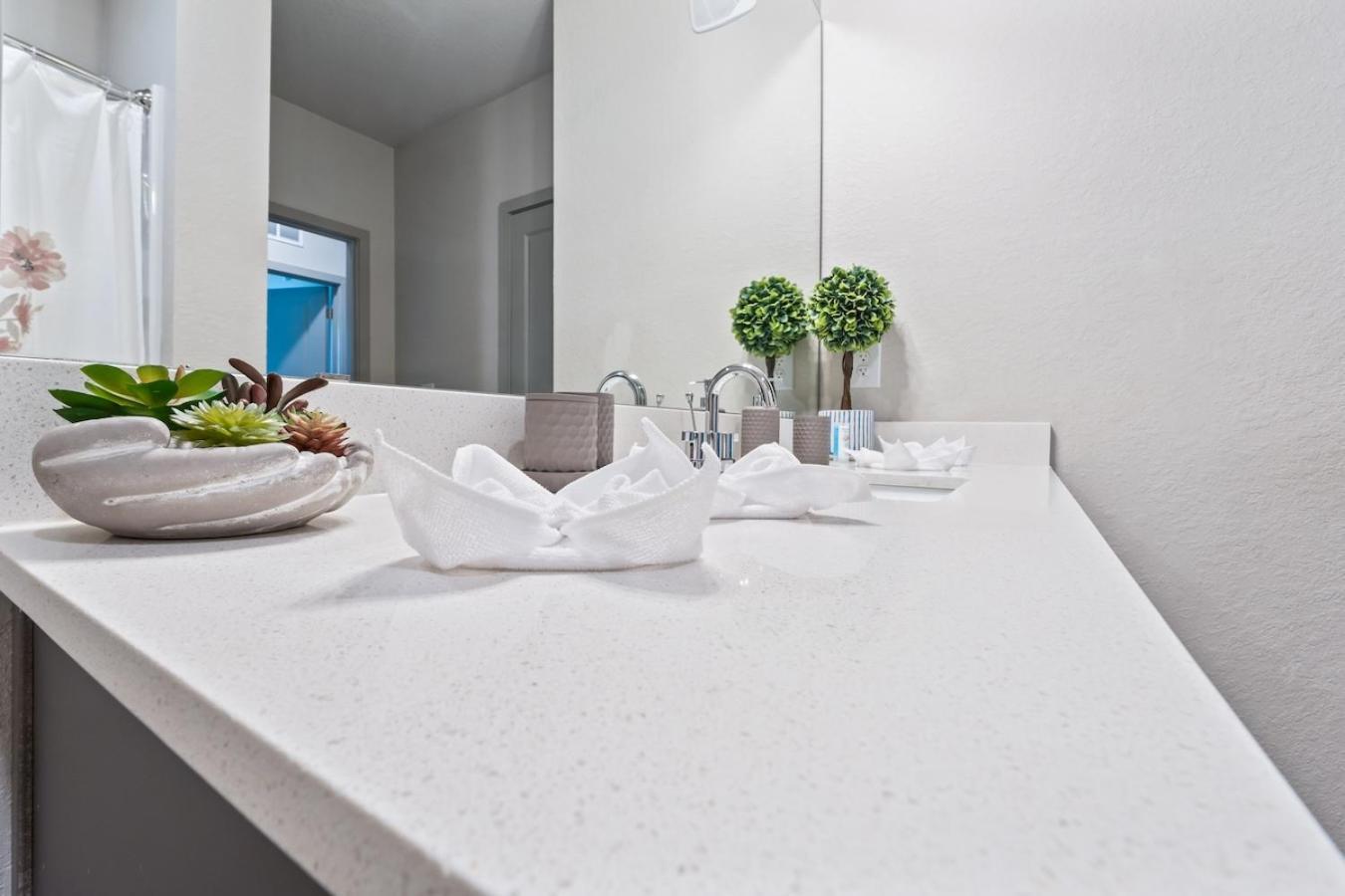 Апартаменты Tropicana Field 2 Bed In Dwtwn With Free Parking Сент-Питерсберг Экстерьер фото