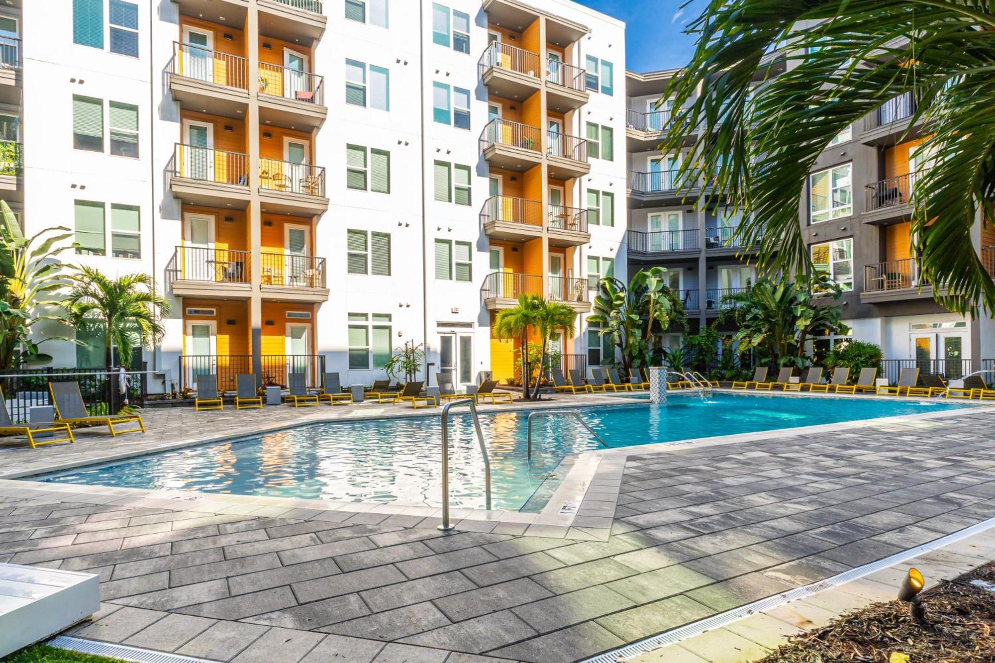 Апартаменты Tropicana Field 2 Bed In Dwtwn With Free Parking Сент-Питерсберг Экстерьер фото