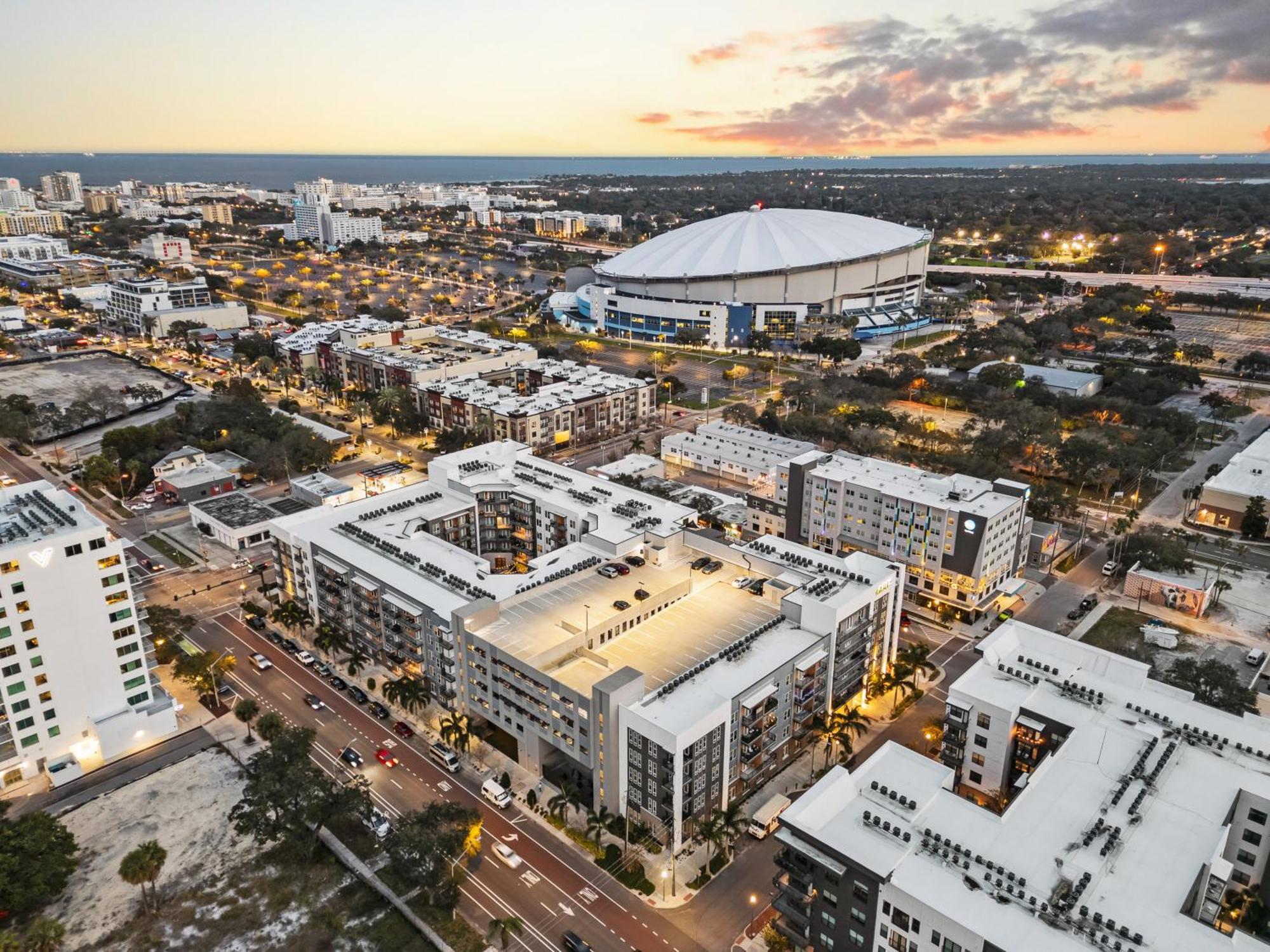 Апартаменты Tropicana Field 2 Bed In Dwtwn With Free Parking Сент-Питерсберг Экстерьер фото
