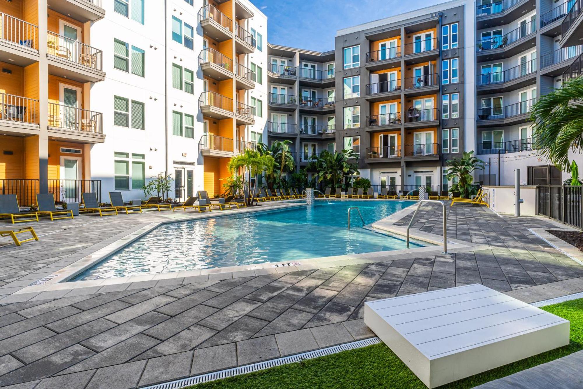 Апартаменты Tropicana Field 2 Bed In Dwtwn With Free Parking Сент-Питерсберг Экстерьер фото